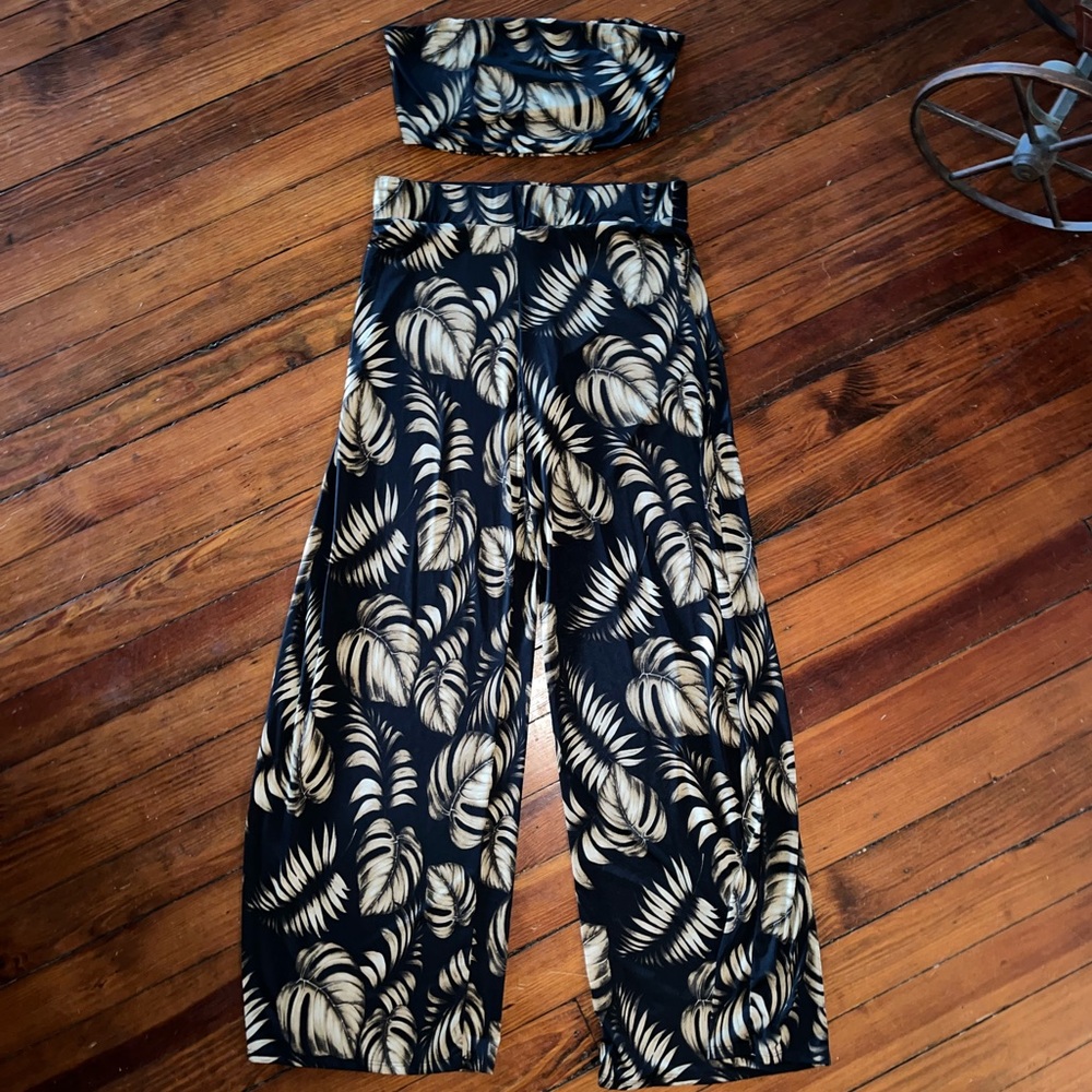 Windsor black two-piece set with tropical leaf pattern, M top, L pants